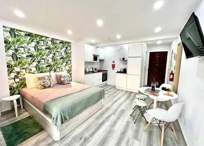 New-romantic Near The Beach! *