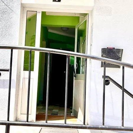 New-romantic Near The Beach! *