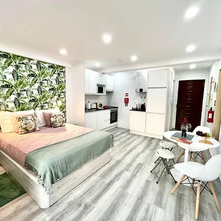 New-romantic Near The Beach! *