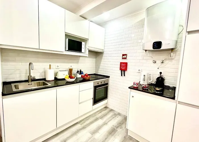 New-romantic Near The Beach! *
