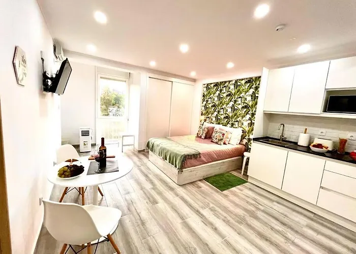 New-romantic Near The Beach! *